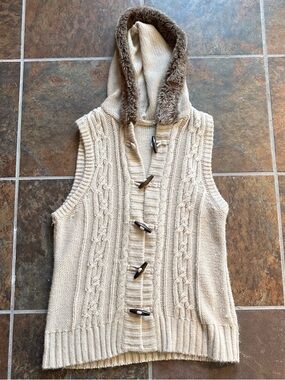 Unk Cream Cable-Knit Hooded Sleeveless Sweater with Faux-Fur Trim